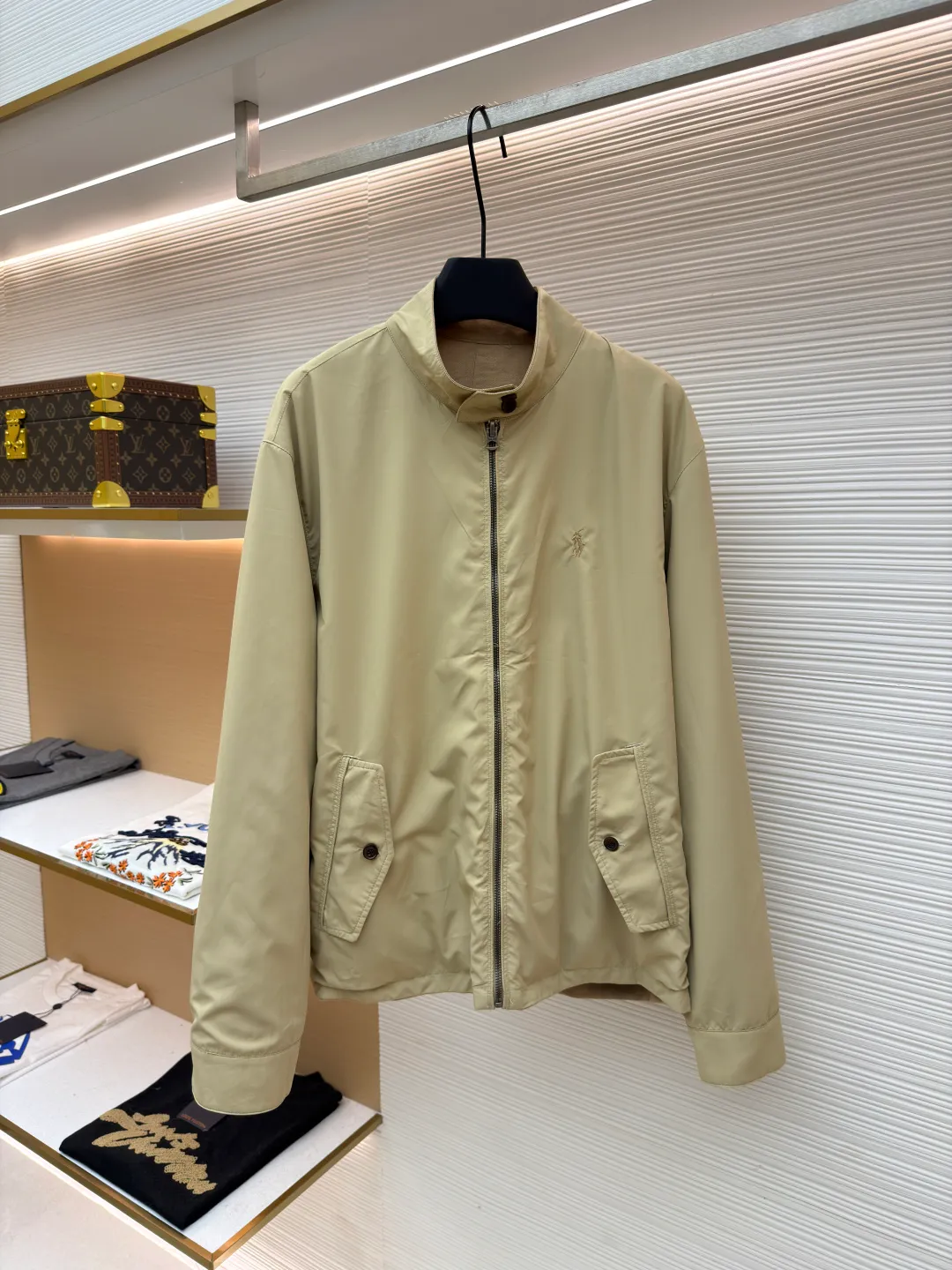 P630 Ralph Lauren logo embroidered reversible jacket ●Original version: Purchased and developed for 3990 ●Item number: 1681791-B75 ●Material: matte moire taffeta fabric ●Technology: embroidery production ●Color: khaki ●Version: fitted version ●Weight: about 520g ●Size: S-M-L-XL ●Description: Customized matte moire taffeta and twill jacquard brocade, light and tough Smooth drape, comfortable and skin-friendly, khaki brown tone, calm and noble, twin clothes, unlimited style. One side is decorated with twill jacquard brocade, which has its own retro filter, like an old-school gentleman's pocket watch gear. The other side is made of matte moiré taffeta, which has a relaxed breathing feeling. Casual and casual genes, exquisite pony logo embellishment, fully recognizable. The classic stand-up collar is tied with three hidden button tabs. Simplicity controls complexity. The design philosophy hidden in the details. Double-sided style. One garment hides old money and slack. It adopts imported machine embroidery technology. It uses advanced computer control system and precision mechanical components to realize the iconic pony embroidery operation. High precision. The lines are smooth and delicate. The template machine opens the bag. The preset template guides the position, shape and size of the bag. The accuracy ensures the quality of the bag opening effect. Ergonomic three-dimensional cutting. Return to traditional craftsmanship through segmentation, folding, shrinking and stretching. The so-called slow work produces fine work, which is respect for the material. The pursuit of hand feel requires complex and tedious workmanship, slow aging, high wear and tear, and the fabrics have been carefully washed to provide better hand feel and texture, not easy to deform, not easy to shrink, not easy to fade, and maintain long-term beauty. The overall wiring is straight and delicate, the fabric is comfortable and soft, and the color is consistent without color difference. It can be matched with the same style to create a fashionable look and control various occasions. Customized accessories, complete with three standards, same style for men and women!